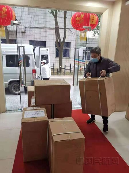 程颖斌在监督局搬运物资_副本.jpg 程颖斌在监督局搬运物资_副本.jpg