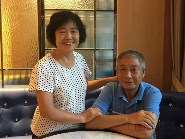 翻遍手机相册,程颖斌竟找不出一张自己与父母的合影_副本.jpg 翻遍手机相册,程颖斌竟找不出一张自己与父母的合影_副本.jpg