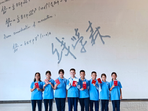 在钱学森图书馆合影 尉兆霖 摄09