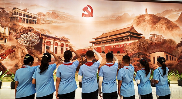 在中共一大纪念馆,同学们合影 高雅娜 摄10