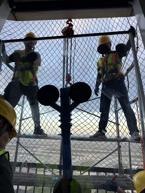 玻璃更换作业-华东空管局供图