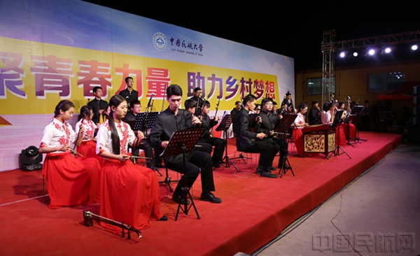 近日,中航大艺术团赴伍麻庄村慰问演出,中国民航大学学生演奏民乐。张琪 拍摄 2_副本.jpg