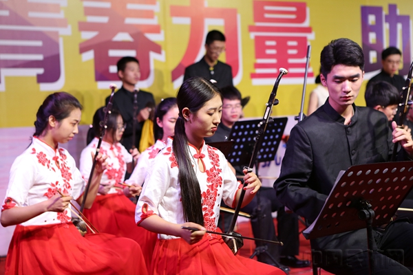 近日,中航大艺术团赴伍麻庄村慰问演出,中国民航大学学生演奏民乐。张琪 拍摄 3_副本.jpg