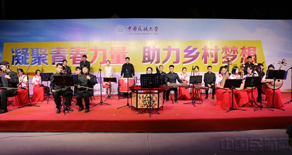 近日,中航大艺术团赴伍麻庄村慰问演出,中国民航大学学生演奏民乐。张琪 拍摄_副本.jpg