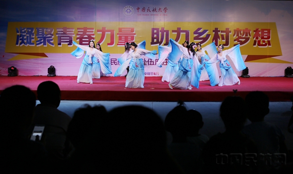 近日,中航大艺术团赴伍麻庄村慰问演出,中国民航大学学生载歌载舞。 周晨 拍摄_副本.jpg