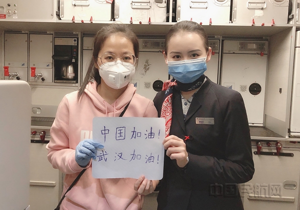 2 瞿陈露（右一）与旅客共同为武汉加油_副本.jpg