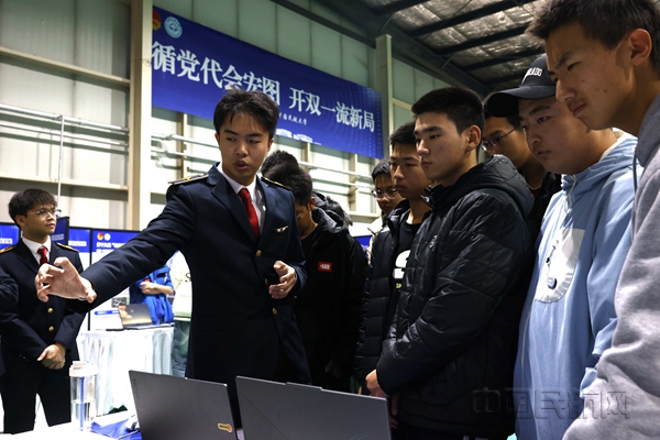 NEO国创赛全国金奖项目《“翼飞宝”--虚实双域飞行数据平台国产化破冰者》学生负责人向受众介绍项目和产品 姚雪倩拍摄_副本_副本