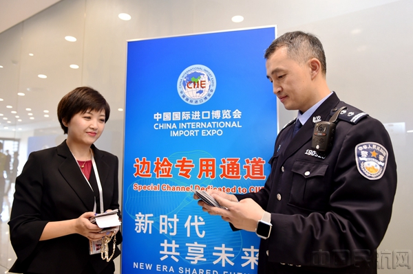 边检专班民警与进博外事保障组人员交接办理代表团成员证照-魏文亨摄_副本.jpg 边检专班民警与进博外事保障组人员交接办理代表团成员证照-魏文亨摄_副本.jpg