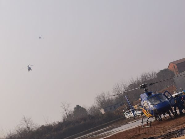 4架直升机先后从荆州飞抵武汉装载医疗物资.jpg 4架直升机先后从荆州飞抵武汉装载医疗物资.jpg