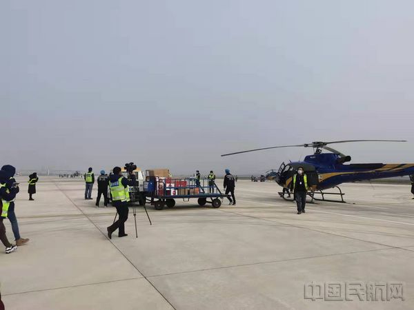 满载医疗物资的直升飞机飞抵襄阳机场.jpg 满载医疗物资的直升飞机飞抵襄阳机场.jpg