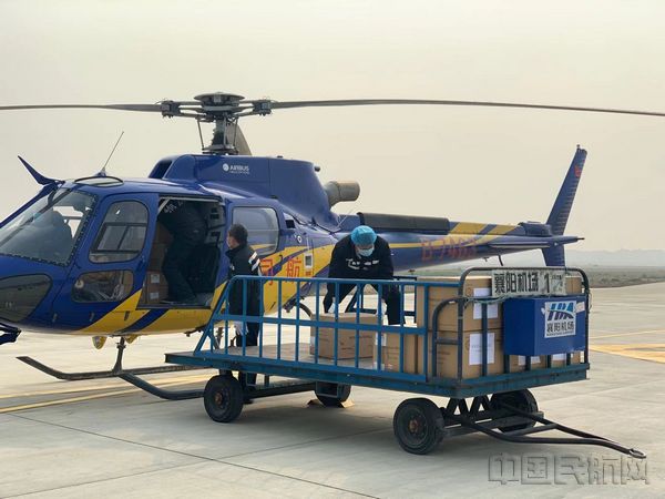 襄阳机场工作人员快速卸机,确保应急医疗物资第一时间转运.jpg 襄阳机场工作人员快速卸机,确保应急医疗物资第一时间转运.jpg