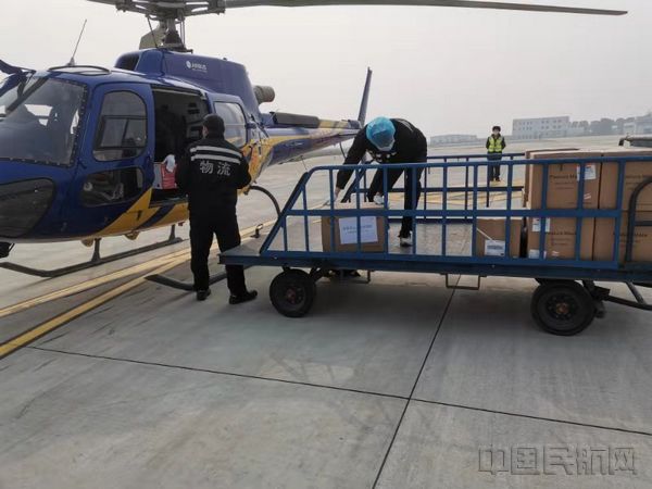 襄阳机场工作人员快速卸机,确保应急医疗物资第一时间转运 (2).jpg 襄阳机场工作人员快速卸机,确保应急医疗物资第一时间转运 (2).jpg