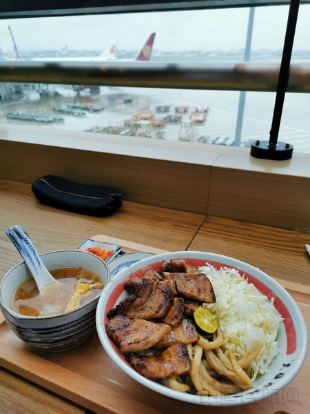 机场新餐饮区设置了景观就餐位-钱擘摄.jpg 机场新餐饮区设置了景观就餐位-钱擘摄.jpg