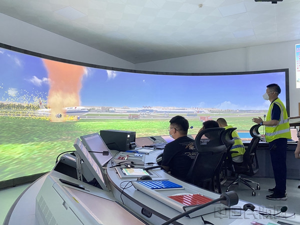 图：航空器偏出跑道起火情景　摄影：高飞燕_副本.jpg