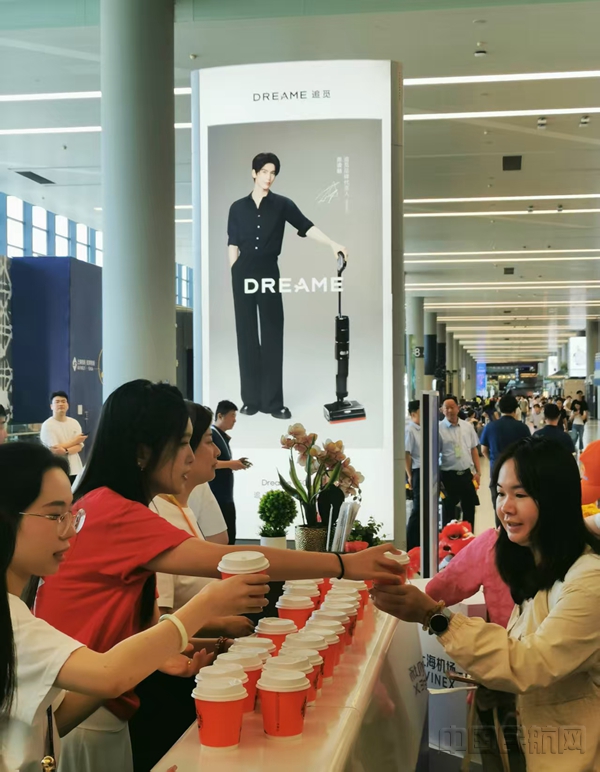 6月29日当天,虹桥机场为出行旅客赠送饮品-钱擘摄12