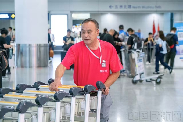 赵永强已经在浦东机场从事手推车管理工作13年-善见摄2