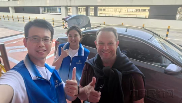 NEO志愿者为需要了解如何叫网约车的入境旅客提供咨询-善见摄
