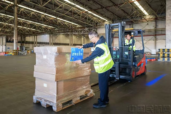 上海机场物流公司精心保障进博展品运输-善见摄1