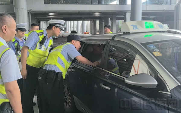 警方会同相关部门开展联合行动-上海机场公安供图1
