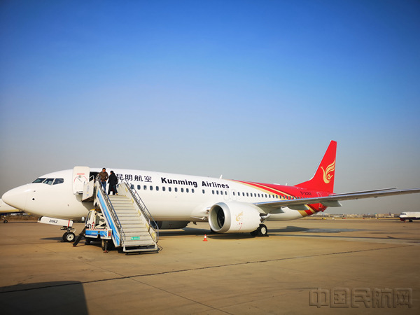 昆明航空机队元旦再添一架737-MAX8飞机_副本.jpg 昆明航空机队元旦再添一架737-MAX8飞机_副本.jpg