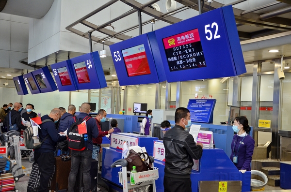 附图2:海南航空为赴巴工作人员有序办理值机手续.jpg 附图2:海南航空为赴巴工作人员有序办理值机手续.jpg