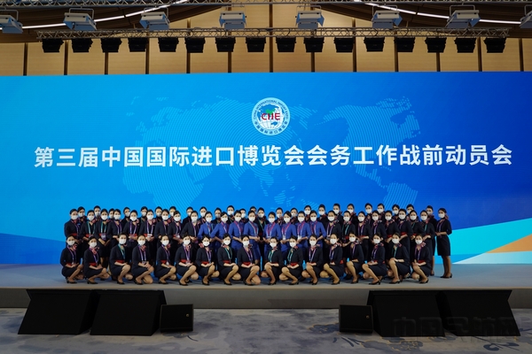 这是东航空姐作为志愿者连续第三届服务进博.jpg