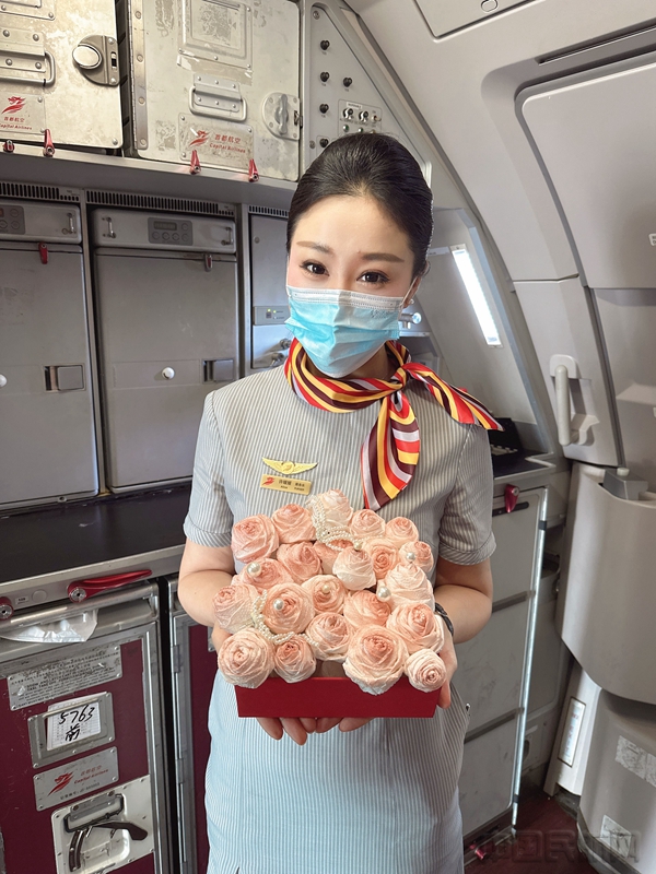 图片2 首都航空举行“客舱里的那道光”主题航班活动2