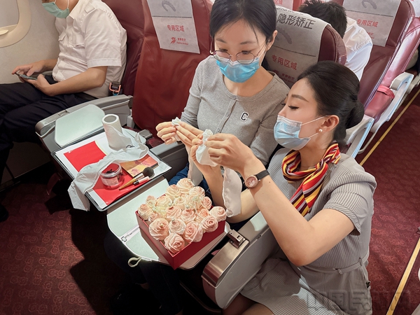 图片5 首都航空举行“客舱里的那道光”主题航班活动5