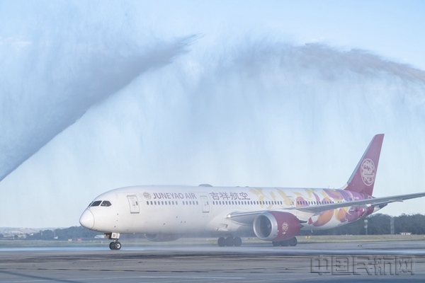 图注:吉祥航空HO1655抵达墨尔本机场,受到水门仪式欢迎10