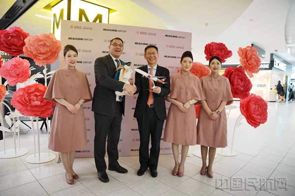 图注:吉祥航空副董事赵宏亮与墨尔本机场代表及首航机组合照并交换礼物11