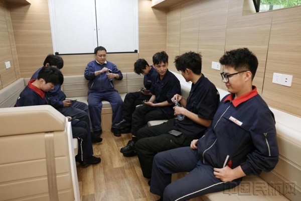东航职工在“贴心站”休憩-祝镜骐、宁佳骏摄3