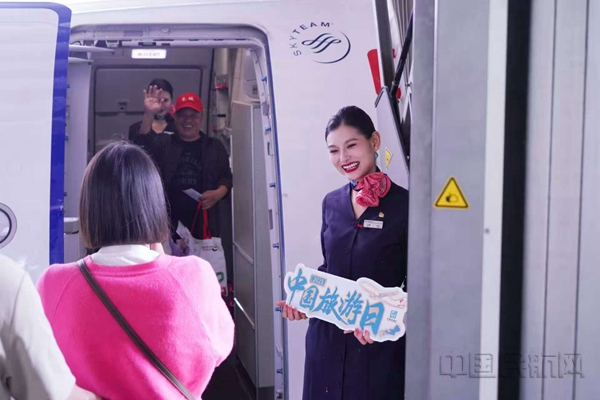 东航工作人员迎接主题航班旅客登机-2-东航供图