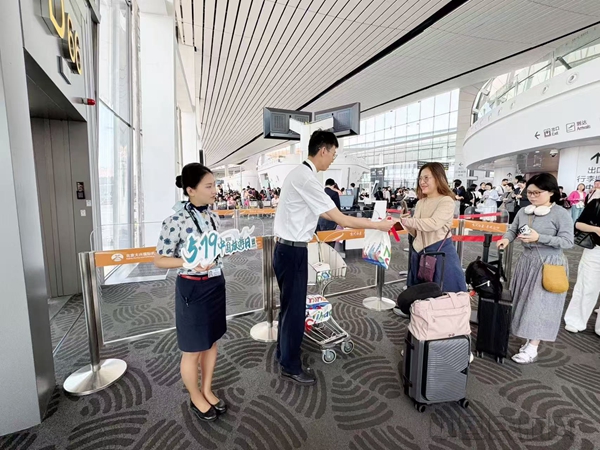 东航工作人员迎接主题航班旅客登机-东航供图