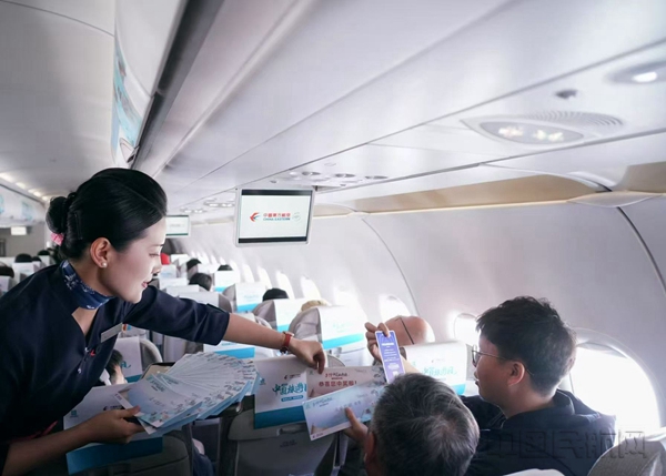 中国旅游日主题航班上的互动活动-东航供图