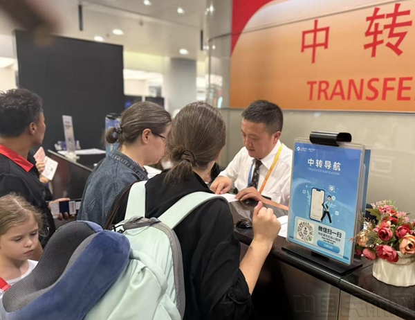 地服工作人员做好旅客中转服务-东航供图1