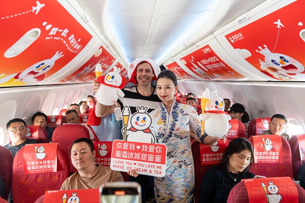 附图4:主题航班上,旅客们与可爱的雪王一同飞行,尽享愉悦空中时光1