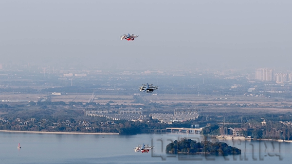 峰飞的3架eVTOL在淀山湖编队飞行-峰飞供图1