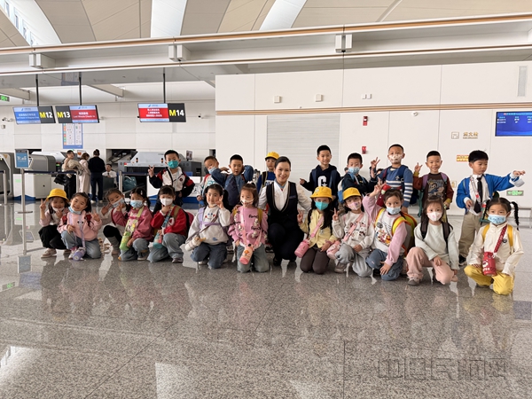 NEO图1:南航工作人员保障儿童研学团出行