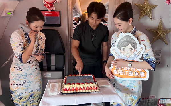 附图6:抽中大奖乘客与大家分享庆生蛋糕(摄影:黄雷)1