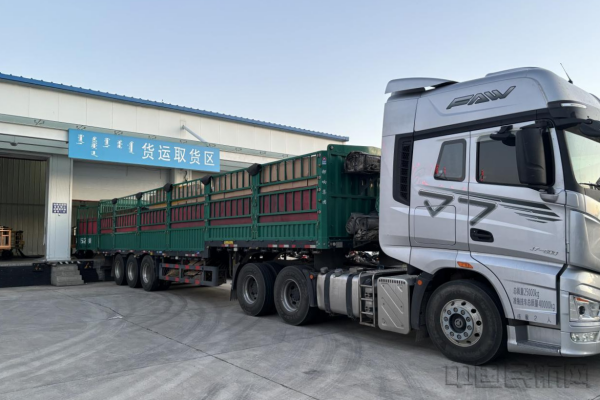 在机场货运区进行货物装卸