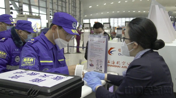东航地服工作人员保障救援队友从南京机场启程-东航供图1